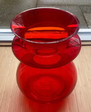Niet of onleesbaar gesigneerd - Rode XL vintage glazen vaas kopen? Bied vanaf 1!
