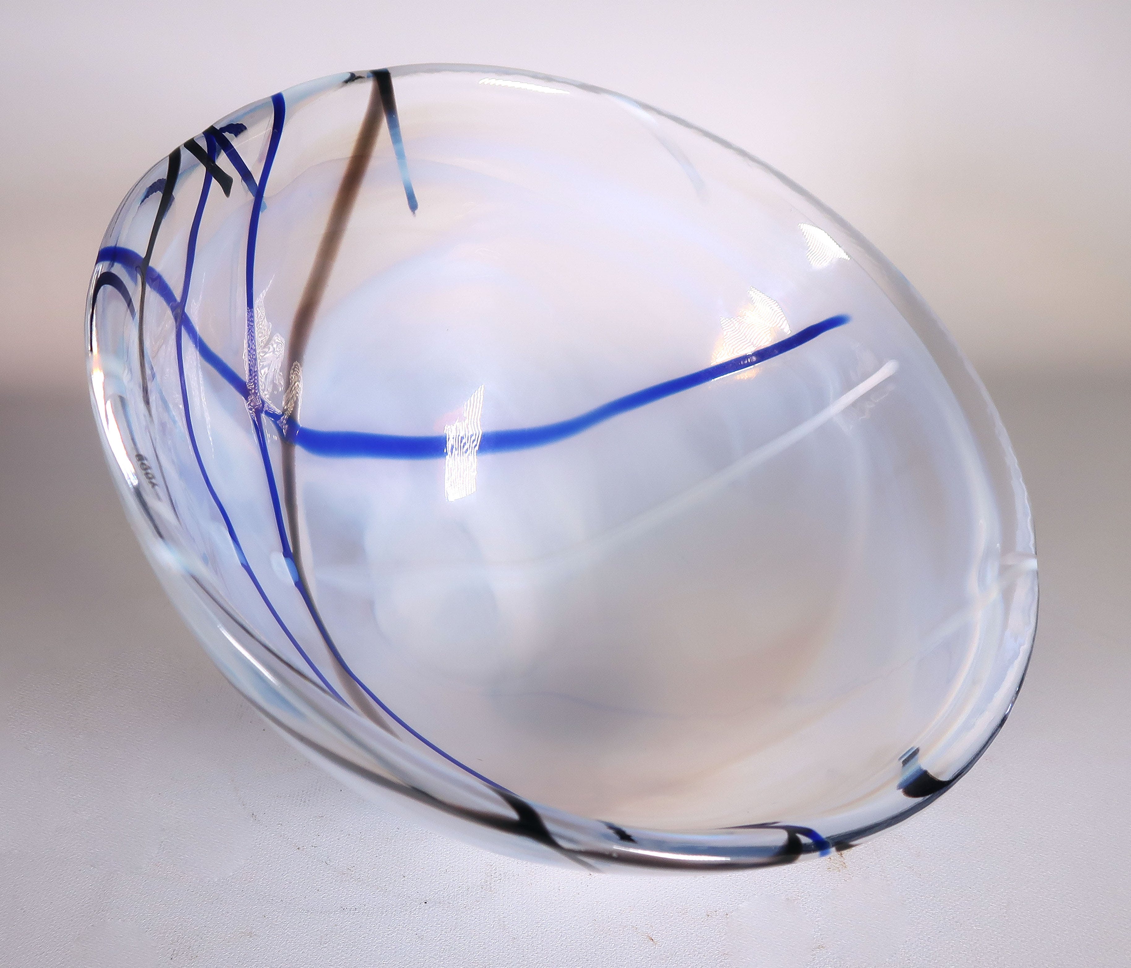 Anna Ehrner - Glas, Opake schaal met witte, blauwe en zwarte aders, uitgevoerd door Kosta Boda kopen? Bied vanaf 25!