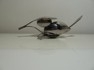 Niet of onleesbaar gesigneerd - Vogelsculpure gemaakt van RVS-bestek kopen? Bied vanaf 10!