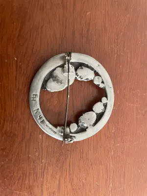 Eivind Hillestad - Vintage ‘70s handgemaakte tinnen broche kopen? Bied vanaf 28!