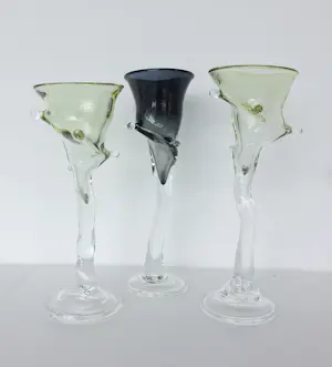 Yvon Trossèl - Drie speels gevormde glazen in groen/geel en donkerblauw kopen? Bied vanaf 150!