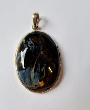 Buy in nieuwstaat  zilveren Hanger met zeldzame Pietersiet? Bid from 75!