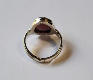 AcheterNieuwe Zilveren ring  met natuurlijke ovale halfronde  Robijn.? Enchérissez de 60!