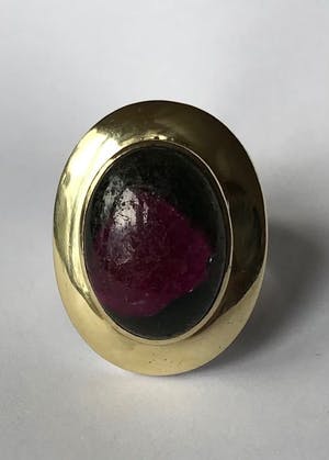 Internationaal Zilver - grote Zwitserse ring - deels goud verguld - robijn in setting kopen? Bied vanaf 110!