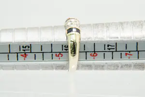 92 - Fraaie 14Krt geelgouden ring met diamant ca 0.15 crt achtkant kopen? Bied vanaf 80!