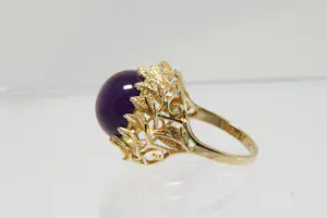 Acheter33 - 14 karaats geelgouden vintage ring gezet met cabochon geslepen amethist? Enchérissez de 440!