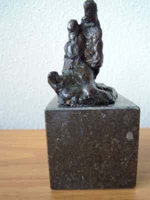 Niet of onleesbaar gesigneerd - Prachtig bronzen beeldje - moeder met kind. verkocht voor € 10!