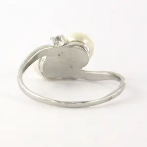 14k wit gouden ring bezet met parels en briljant geslepen diamant tot. 0.06ct kopen? Bied vanaf 210!