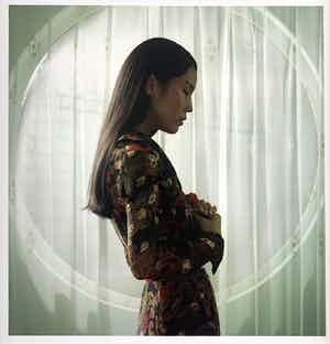 Erwin Olaf - 'Parting I', uit de serie 'Shanghai 2017' verkocht voor € 400!