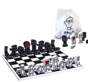 Keith Haring - Schaakspel met 3D vernist houten schaakstukken ,gesigneerd verkocht voor € 95!