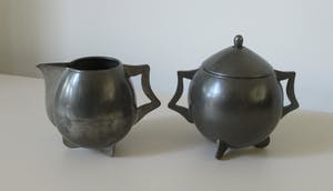 Curiosa - Art deco tinnen suikerpot en melkkan van Zeister Tin Industrie (ZTI) kopen? Bied vanaf 1!