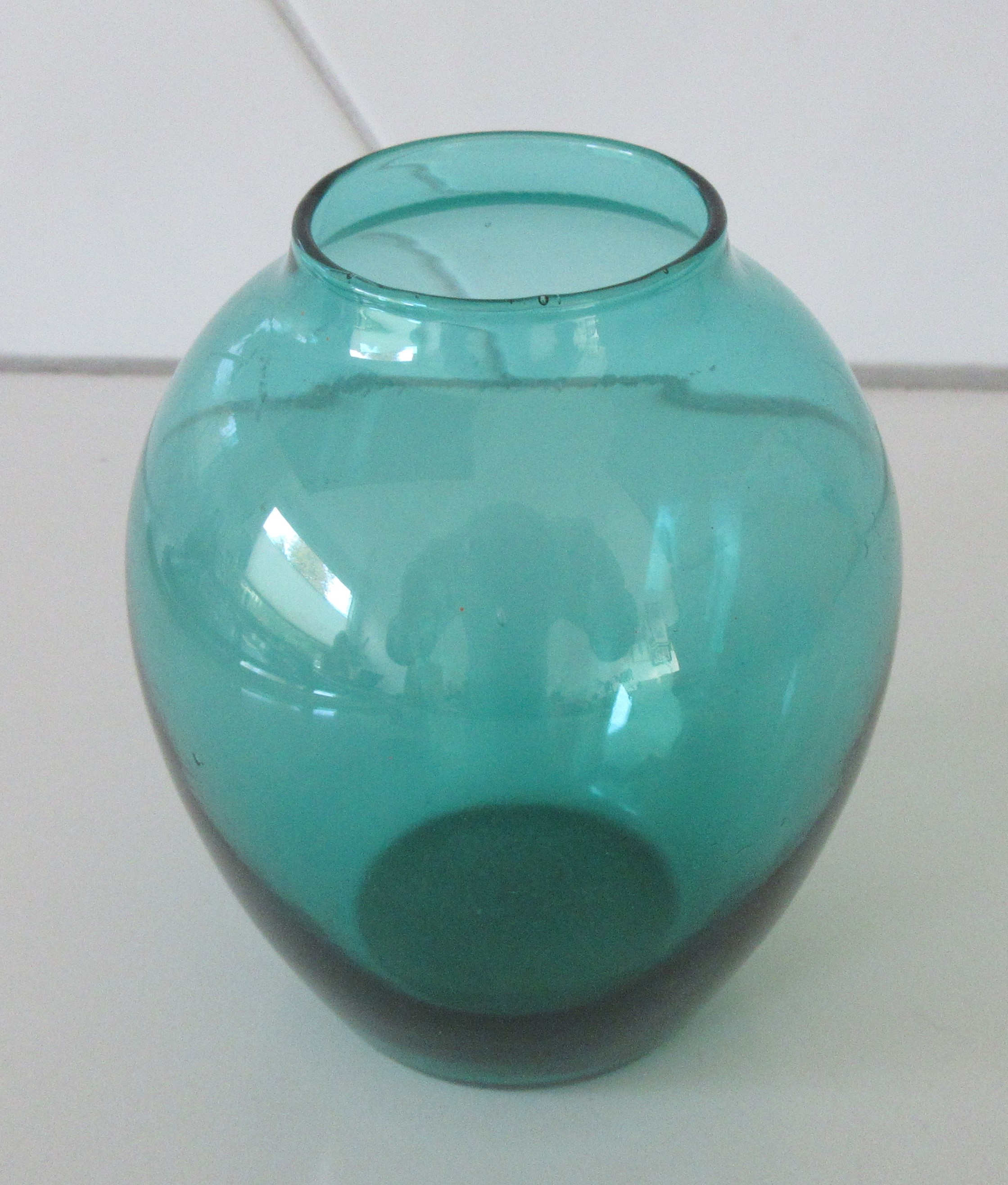 Niet of onleesbaar gesigneerd - Mooi zeegroen en amethyst kleurige glazen vaasjes kopen? Bied vanaf 1!