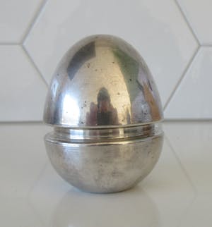 Curiosa - Zilveren vingerhoed houder in de vorm van een ei kopen? Bied vanaf 1!