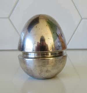 Zilveren vingerhoed houder in de vorm van een ei verkocht voor € 1!