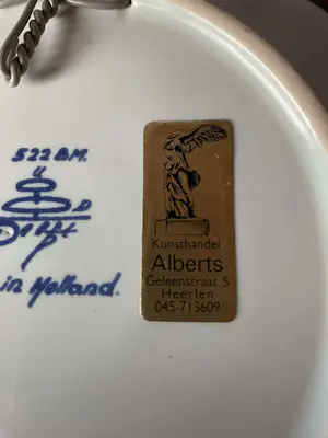 Potterie Oud Delft - set van een blauw -wit en een polychroom bord / schaal kopen? Bied vanaf 30!