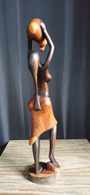 Niet of onleesbaar gesigneerd - Abstract houten beeld - Afrikaanse vrouw met kruik kopen? Bied vanaf 1!