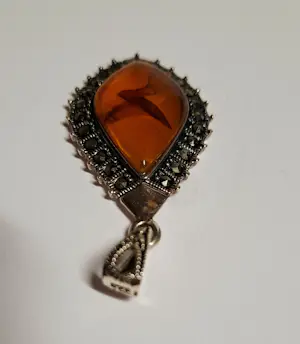 Nieuwe vintage teardrop-hanger met gouden amber en marcasiet kopen? Bied vanaf 65!