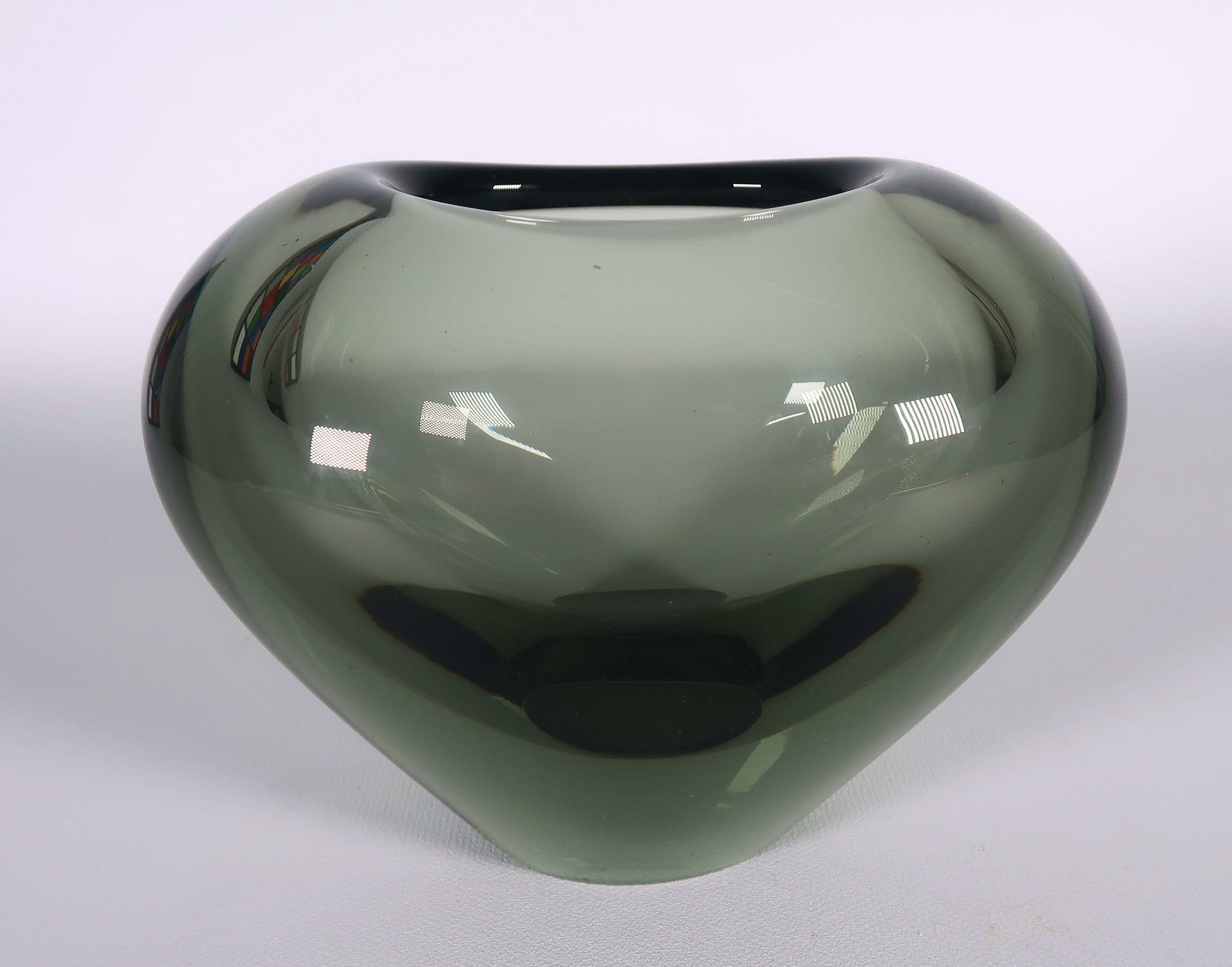 Per Lutken - Kristalglas, Grijsgroen vaasje, uitgevoerd door Holmegaard kopen? Bied vanaf 1!