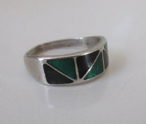 Niet of onleesbaar gesigneerd - Sterling zilveren art deco ring met groen en zwart emaille inleg kopen? Bied vanaf 1!
