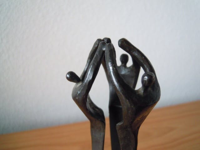 Corry Ammerlaan - Prachtig beeldje - " Samen sterk " kopen? Bied vanaf 20!