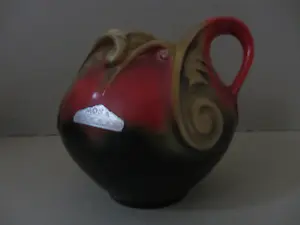 N.V. Porselein- en Tegelfabriek Mosa - 2 kannen en een vaas kopen? Bied vanaf 60!