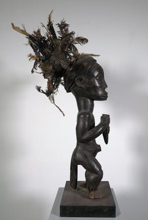 Fang Ntumu - Hout, Zittend fetisj sculptuur met verentooi kopen? Bied vanaf 1!