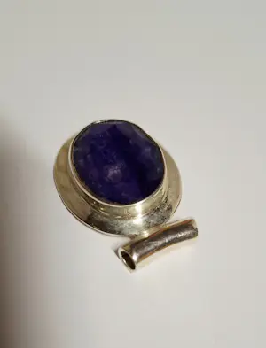 Nieuwe zilveren hanger met een mooie gefacetteerde blauwe saffiersteen. kopen? Bied vanaf 75!