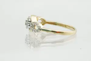 115 - Chique 14krt gouden dames "infinity" ring met in totaal 0.35crt briljant kopen? Bied vanaf 300!