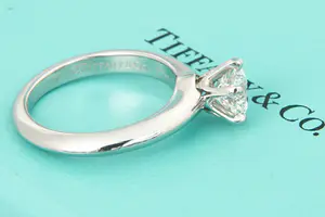 49 - Tiffany & Co. Platina solitairring gezet met 0.75 crt diamant kopen? Bied vanaf 3000!