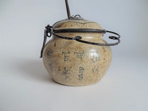 Niet of onleesbaar gesigneerd - Chinees porselein opium potje met decoratie en karakters kopen? Bied vanaf 10!