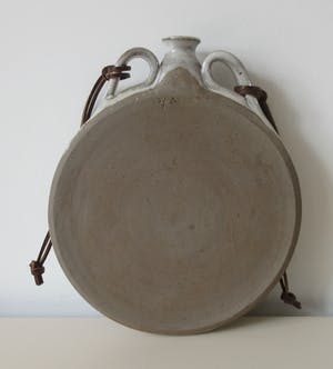 Ardine Spitters - Steengoed Object van een waterfles of zak gedecoreerd met een Salamander kopen? Bied vanaf 40!