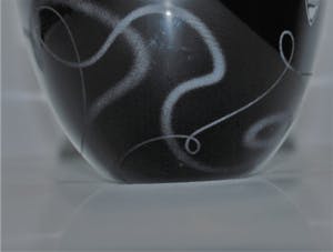 Orrefors - Zwart kristallen kom met geetst patroon - design Ingegerd Råman 2003 kopen? Bied vanaf 30!