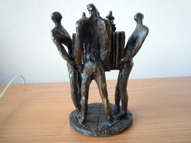 Bernadette Leijdekkers - Prachtig zwaar beeld met drie mannen kopen? Bied vanaf 35!