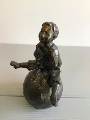 Astrid Veldhuyzen-Koppen - Sculptuur “ Vrolijk spelend kind “ kopen? Bied vanaf 69!