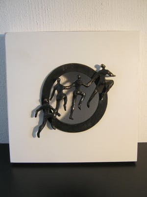 Corry Ammerlaan - Wanddecoratie met verbronsd sculptuur - "Op Weg" kopen? Bied vanaf 50!