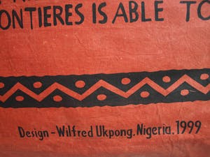 Wilfred Ukpong - Groot beschilderd doek , “Médecins Sans Frontières” – 117 x 125 cm - 1999 kopen? Bied vanaf 1!