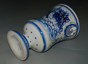 Niet of onleesbaar gesigneerd - Zeldzame oude Portugese faience majolica handgeschilderde vaas Sec XVII kopen? Bied vanaf 1!