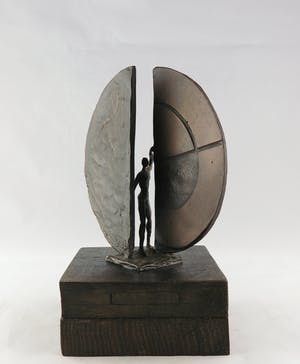Brons (Onbekend) - Brons, Figuur tussen twee halve cirkels kopen? Bied vanaf 50!
