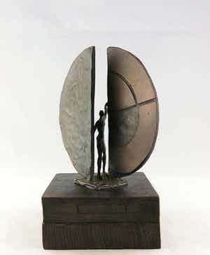 Brons (Onbekend) - Brons, Figuur tussen twee halve cirkels verkocht voor € 50!