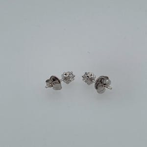 18kt witgouden oorstekers met diamant, 1,01gr kopen? Bied vanaf 75!