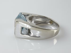 Buy 18k witgouden ring met blauwe topaas en 0.10 ct diamant - ringmaat 15,25 mm (48)? Bid from 480!