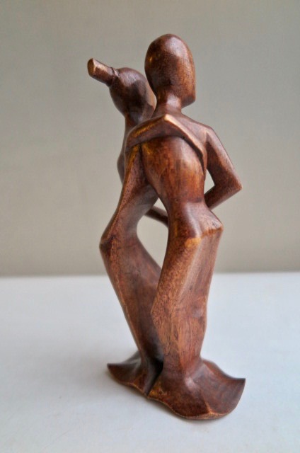 Niet of onleesbaar gesigneerd - Houtsnijwerk - Dancing love kopen? Bied vanaf 1!