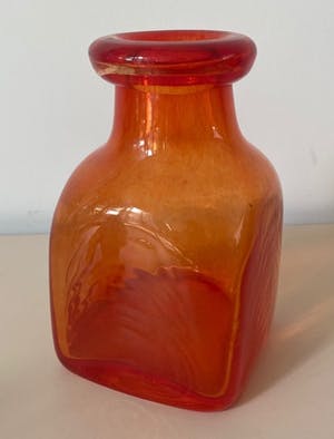 Niet of onleesbaar gesigneerd - Vintage Scandinavische oranje-rode glazen flesvaas kopen? Bied vanaf 1!