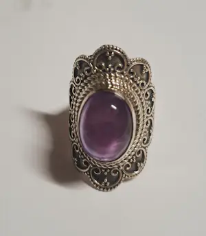 Nieuwe  fijn bewerkte  zilveren ring met  cabochon  paarse amethist steen. kopen? Bied vanaf 65!