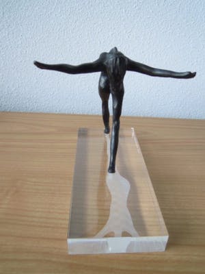 Corry Ammerlaan - Beeld naakte vrouw op plexiglas voet met schaduw gegraveerd kopen? Bied vanaf 45!