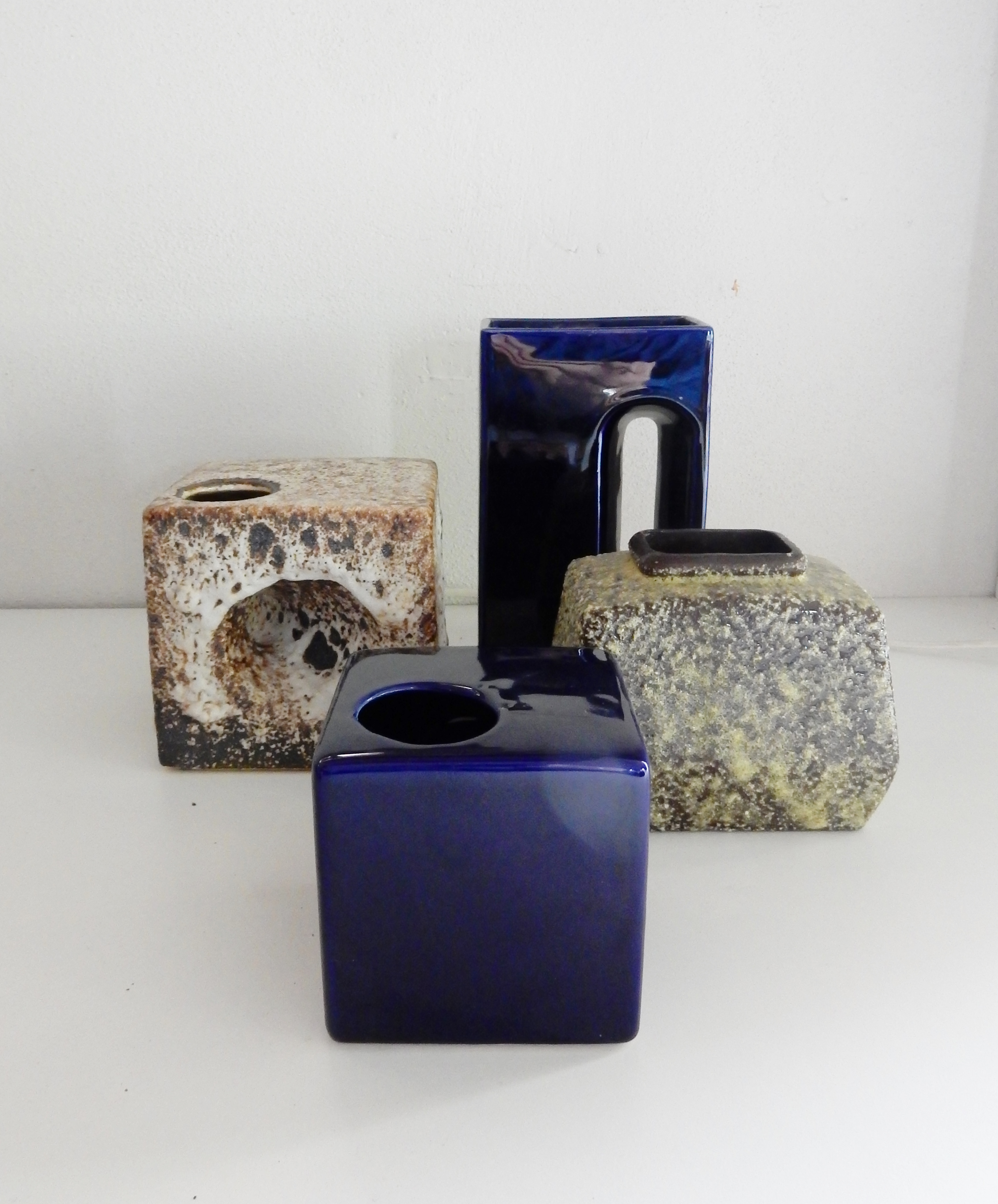 Niet of onleesbaar gesigneerd - Set van 4 prachtige geglazuurde vazen - 1960 verkocht voor € 1!