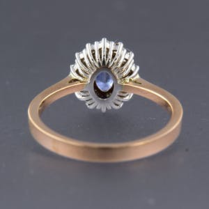 18K Goud - entourage ring met saffier en briljant geslepen diamant kopen? Bied vanaf 395!