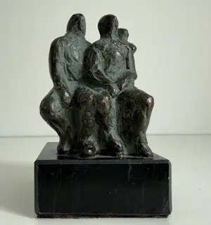 Karin Beek - bronzen sculptuur | 'Familie op een bank' kopen? Bied vanaf 100!