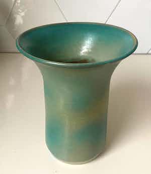 Niet of onleesbaar gesigneerd - Studio keramische groen turqoise vaas - gesigneerd verkocht voor € 1!