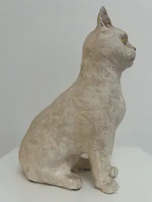 Tine Goudriaan-van Waning - Keramiek sculptuur | 'Zittende poes, gele ogen' kopen? Bied vanaf 1!